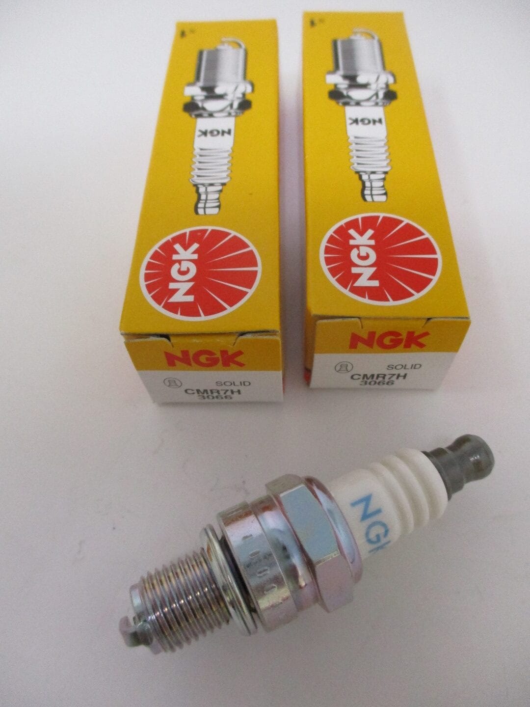 2 Genuine NGK 3066 CMR7H Spark Plugs Resistor