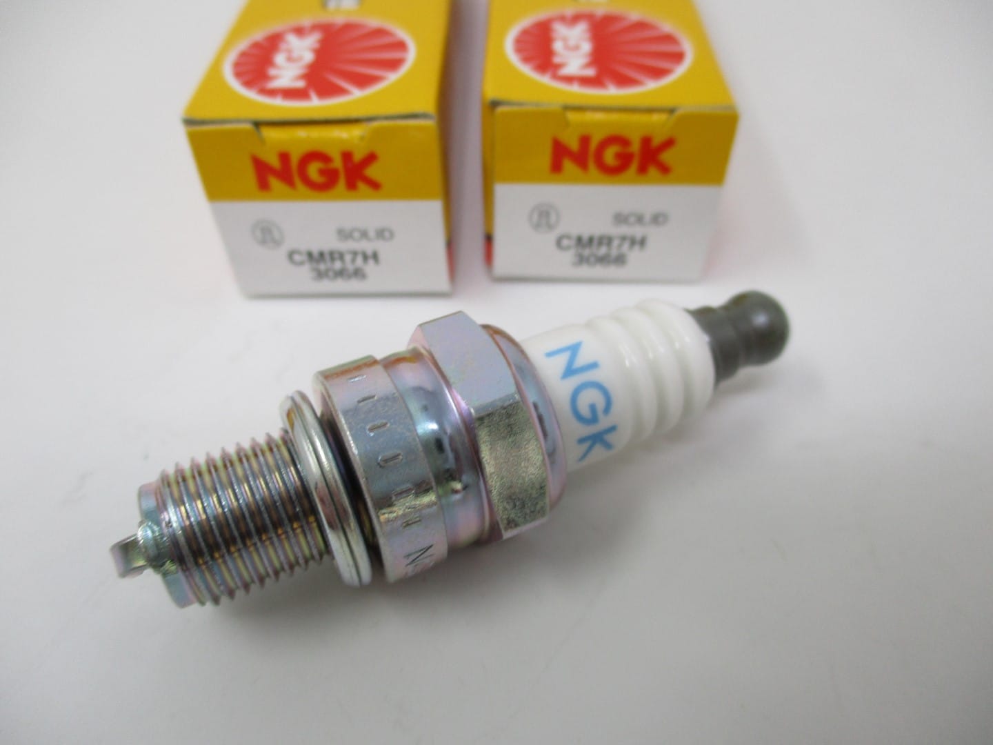 2 Genuine NGK 3066 CMR7H Spark Plugs Resistor - Image 3