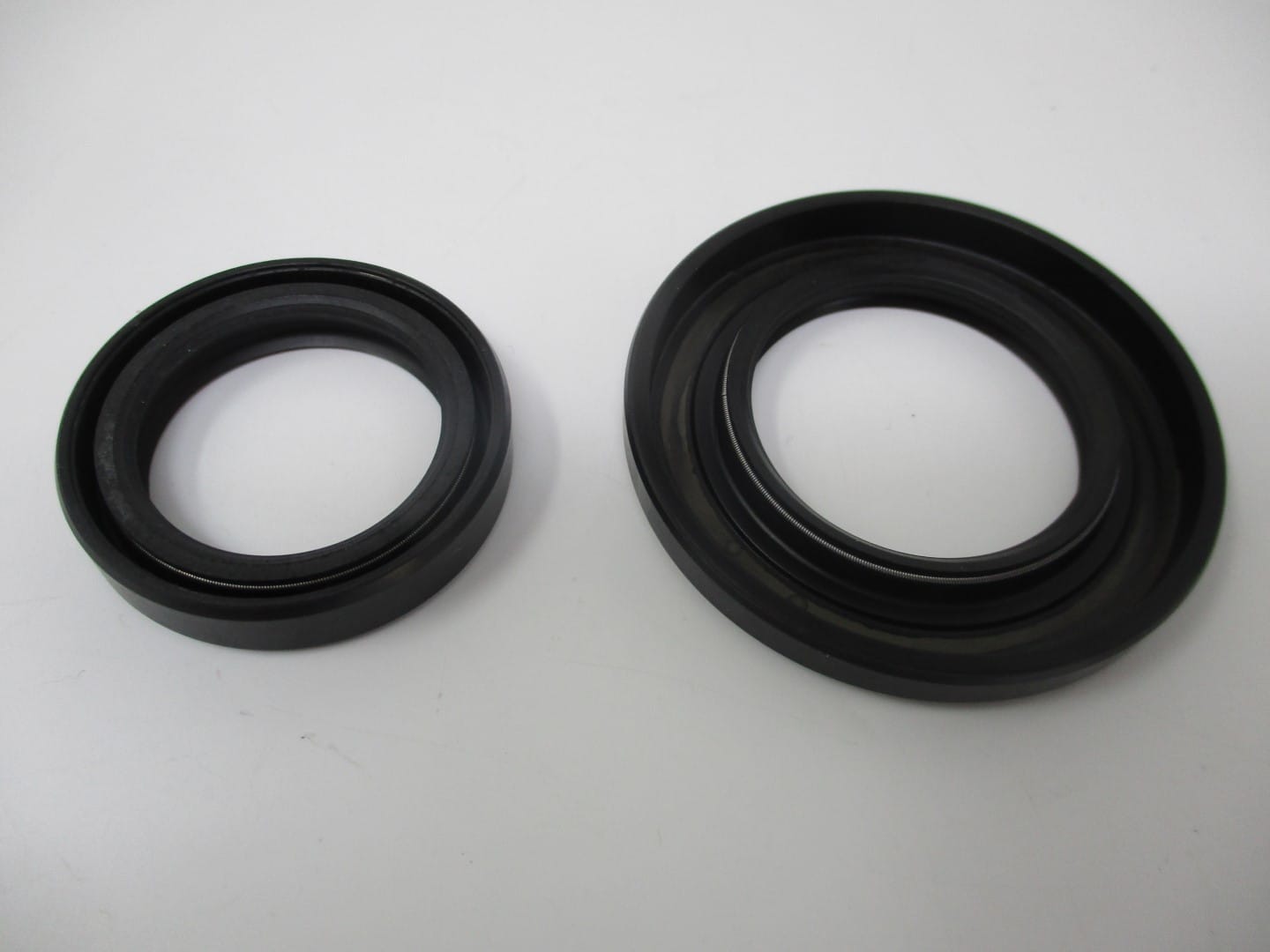 Genuine Kawasaki 92049-2220 & 92049-2199 Crankcase Oil Seals FE290D FE250D - Image 2