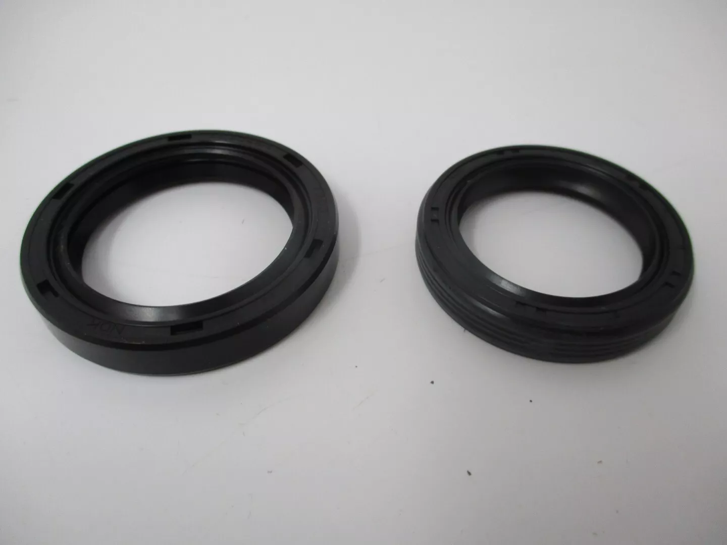 Genuine Briggs & Stratton 805049S & 805101S Oil Seal 294440 295442 295446