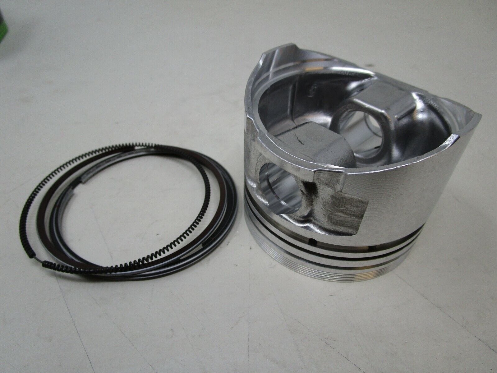 Genuine Briggs & Stratton 825795 Piston & Rings Daihatsu 585447 Toro 107-9895