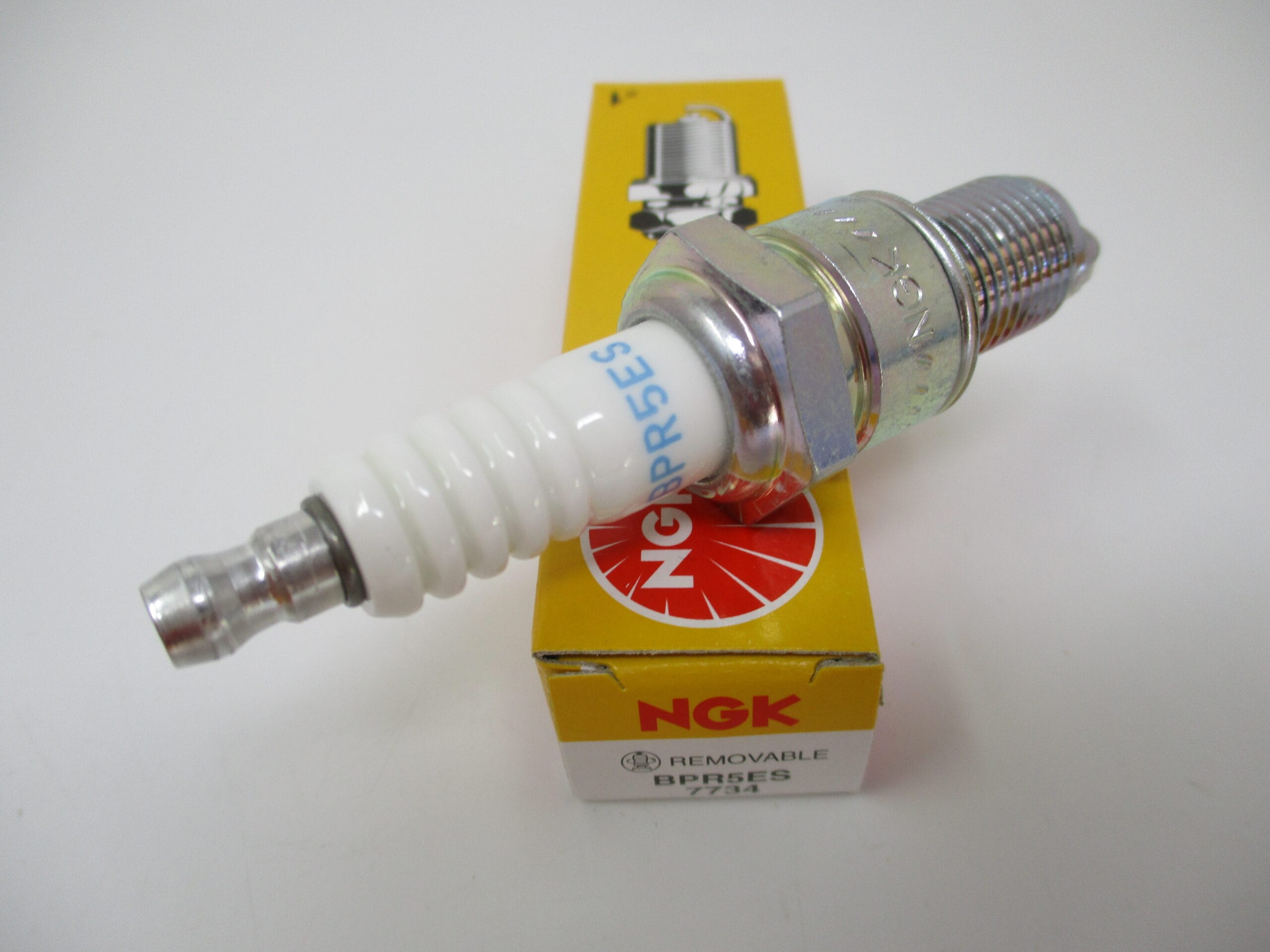 Genuine NGK 7734 BPR5ES Standard Spark Plug Lawnmower Resistor - Image 3