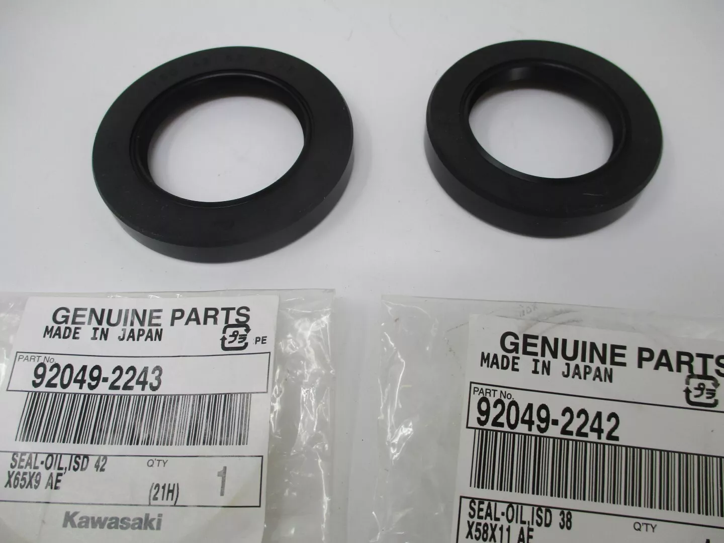 Genuine Kawasaki 92049-2243 & 92049-2242 Crankshaft Oil Seal FD671D FD750D - Image 3