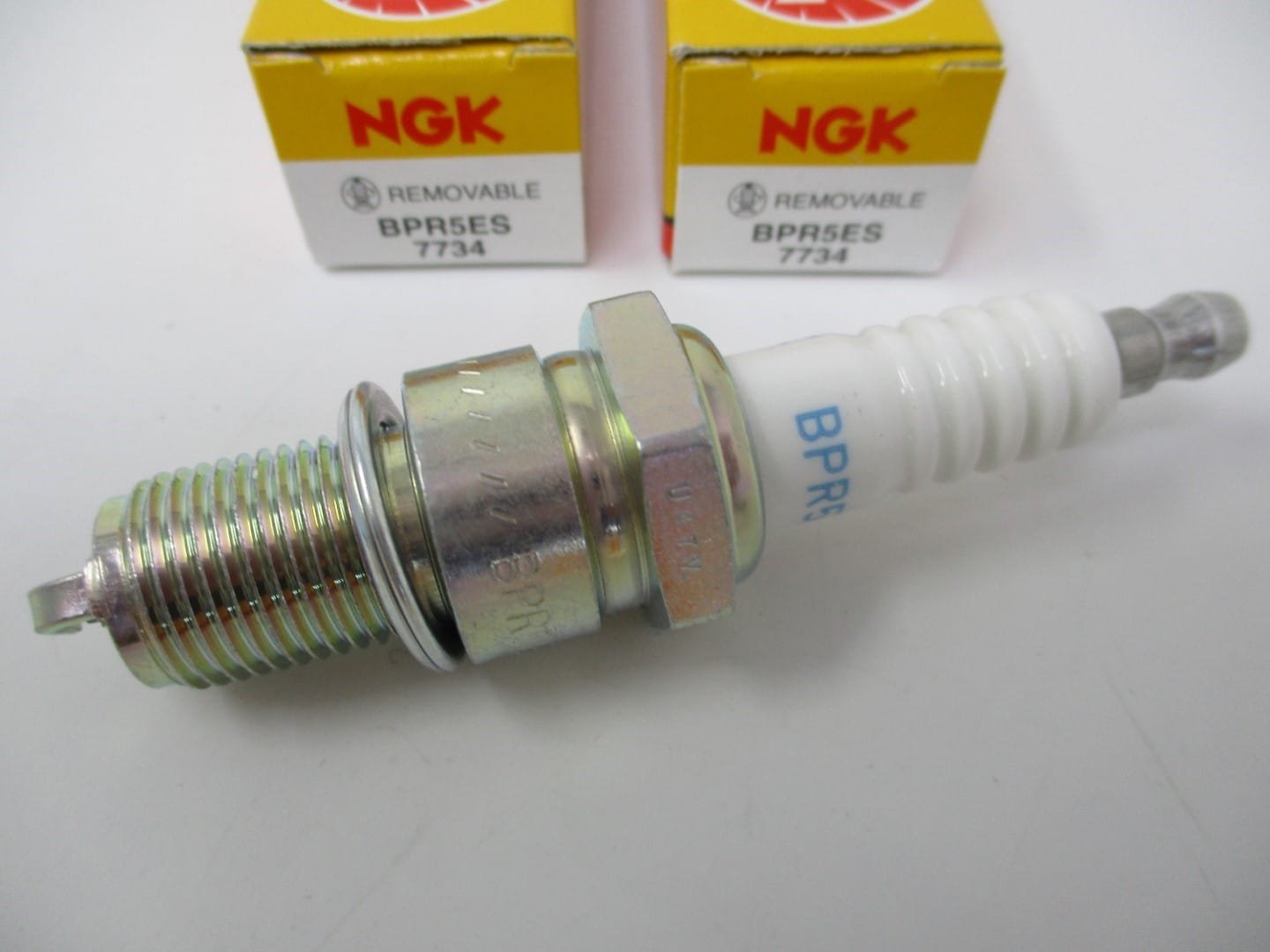 2 Genuine NGK 7734 BPR5ES Standard Spark Plug Lawnmower Resistor - Image 3