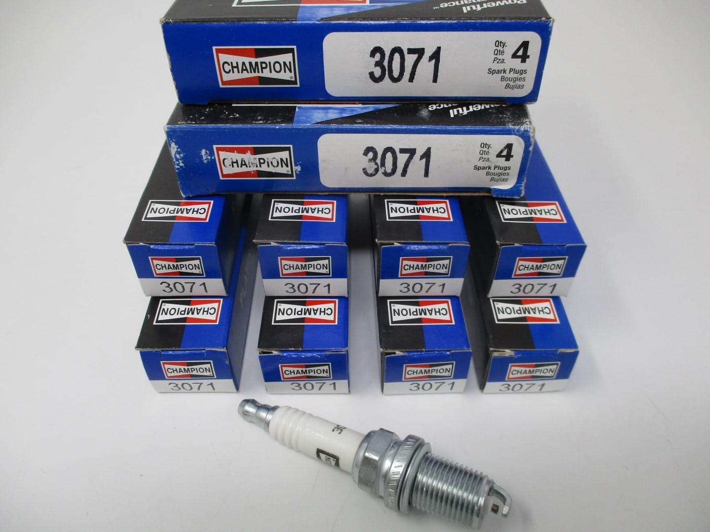 8 Genuine Champion 3071 RC12PYC Platinum Spark Plugs