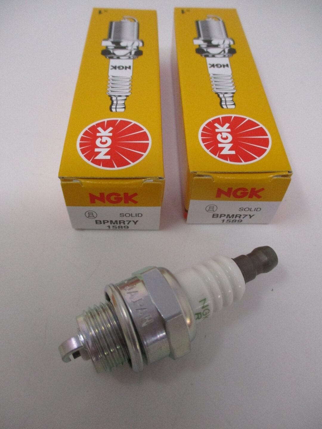 2 Genuine NGK 1589 BPMR7Y V-Power Plug Lawn Mower V-Power