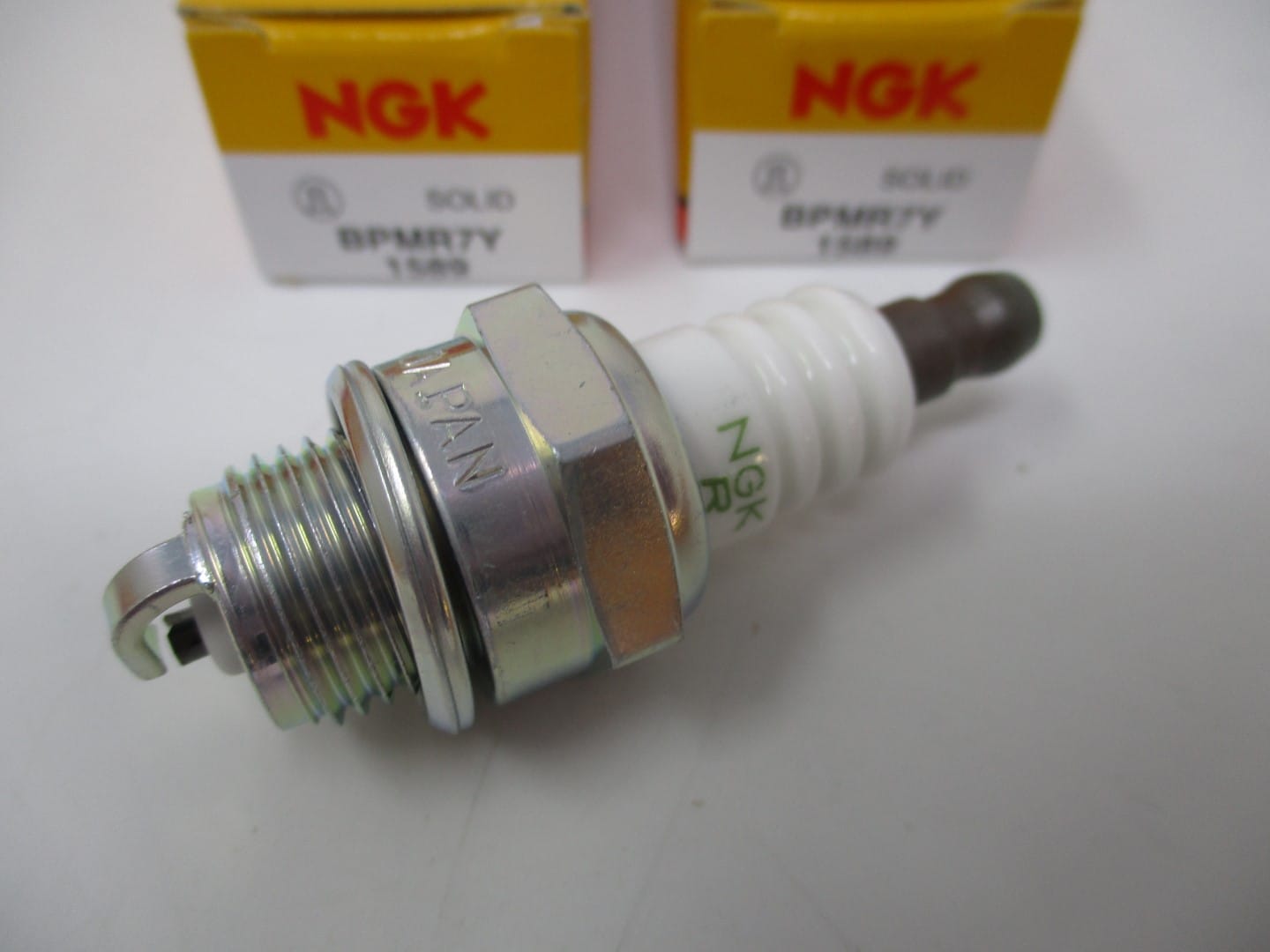 2 Genuine NGK 1589 BPMR7Y V-Power Plug Lawn Mower V-Power - Image 3