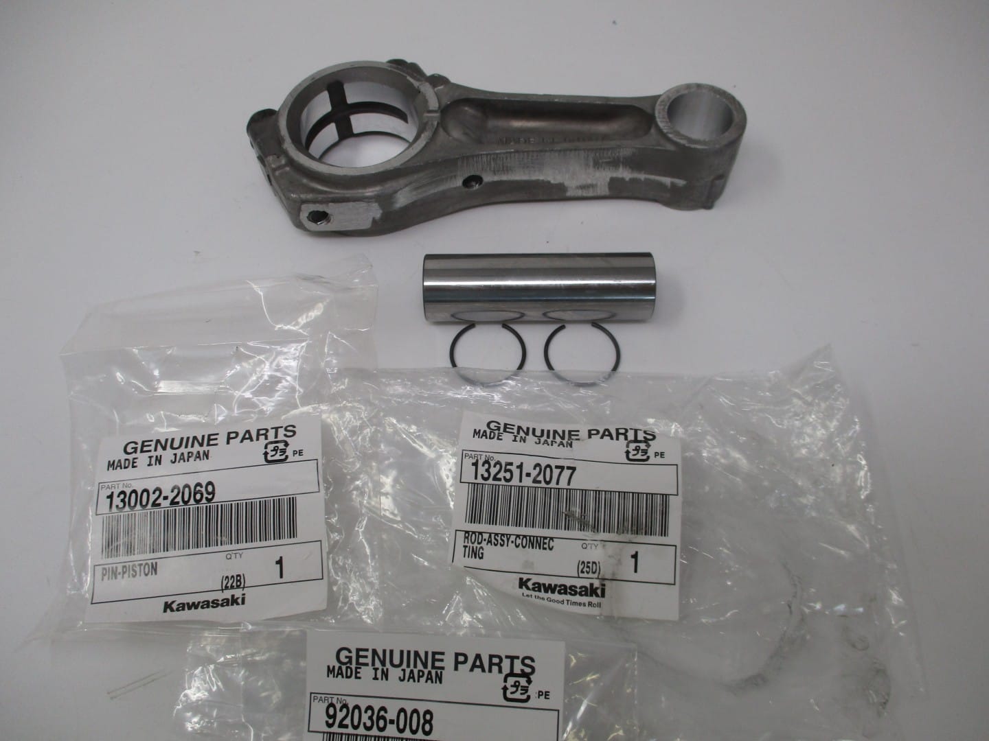 Genuine Kawasaki 13251-2077 Connecting Rod STD. FE290D Pin 13002-2069 Snap Rings - Image 4