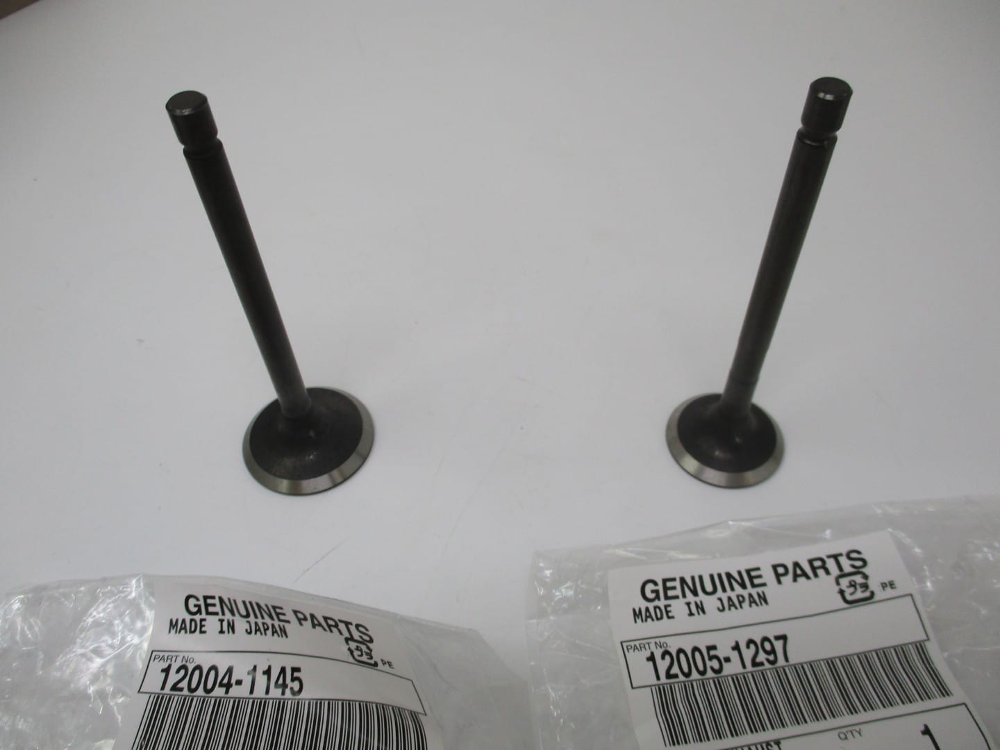 Genuine Briggs & Stratton 820403 & 820404 Daihatsu DM950D Intake Exhaust Valves Diesel - Image 4