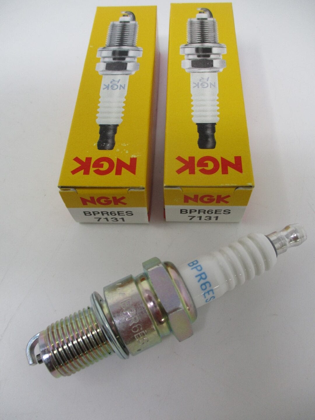Genuine NGK 7131 BPR6ES Copper Standard Spark Plug Small Engine - Image 4