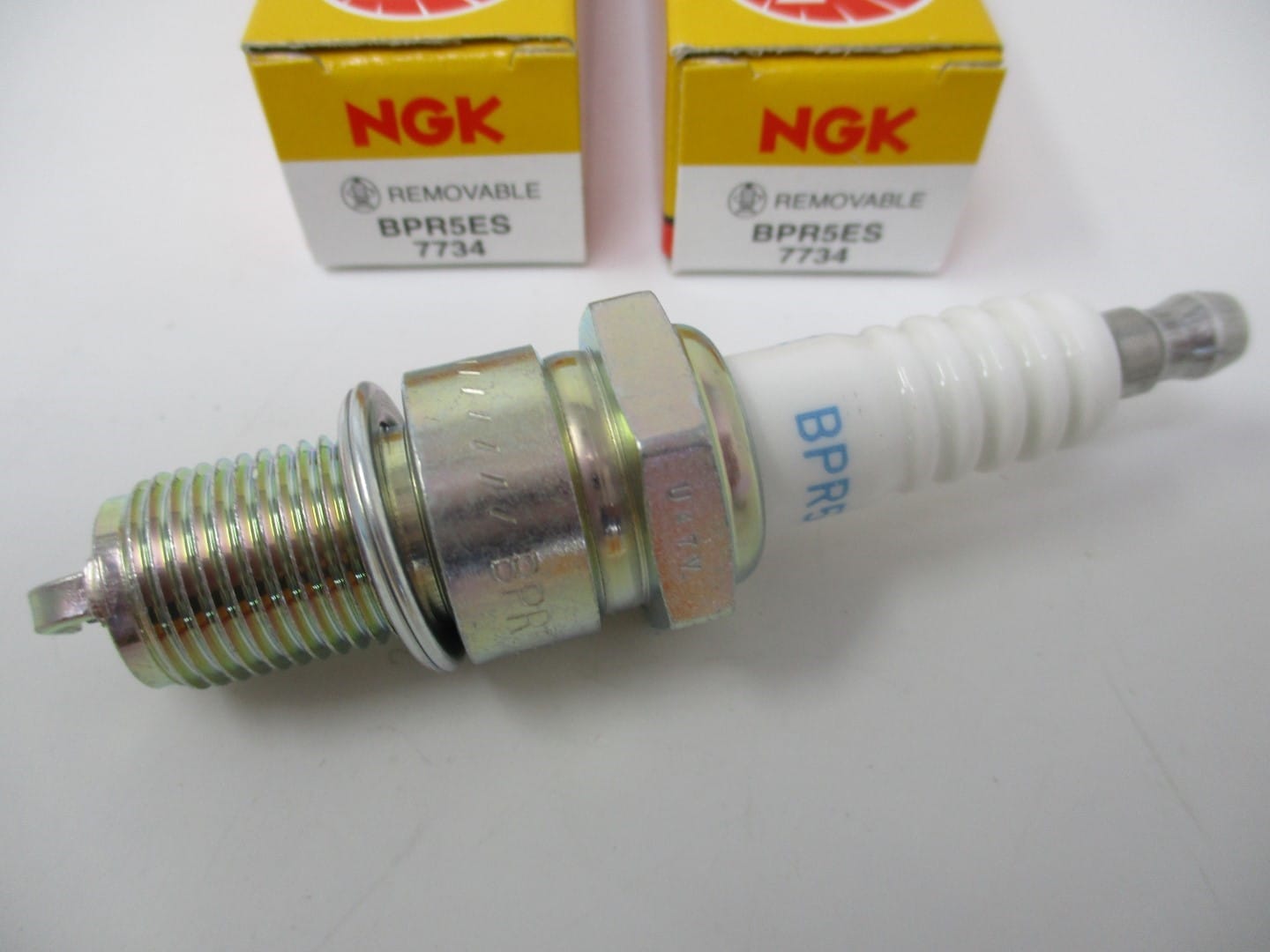 2 Genuine NGK 7734 BPR5ES Standard Spark Plug Lawnmower Resistor - Image 3